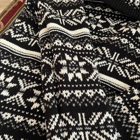 Old Navy Black and White sweater with hood.  With snowflake design for boys - Picture 3 of 10